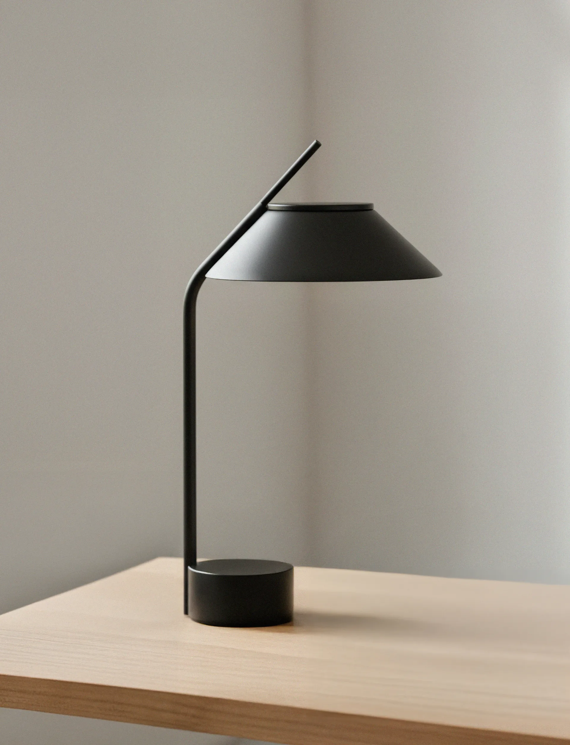 Vinkel LED Tischleuchte tragbar, Black Stelton