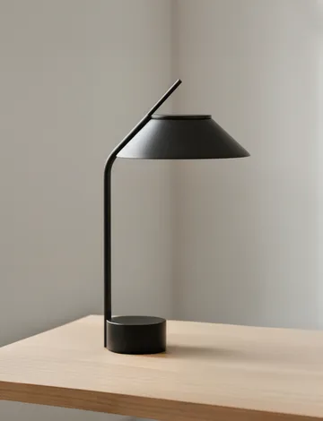 Vinkel LED Tischleuchte tragbar - Black - Stelton