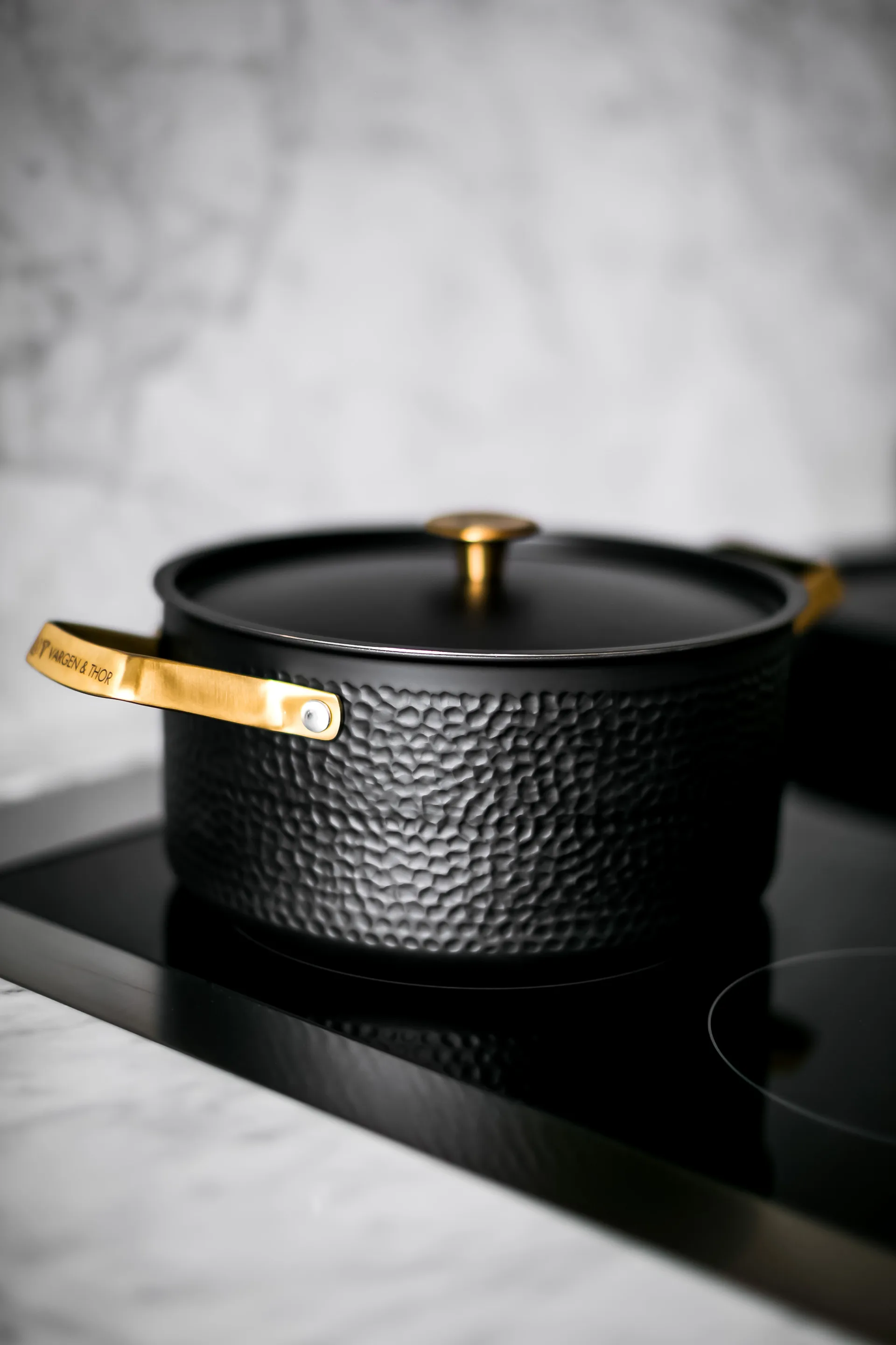Arvet gehämmerter schwarzer Topf mit Deckel, Mio, 4 L Vargen & Thor