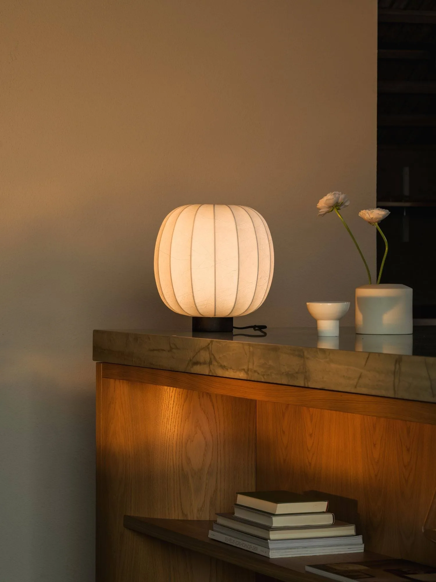 Lunari Tischlampe, White-Dunkle Esche, Ø30x32 cm Watt & Veke