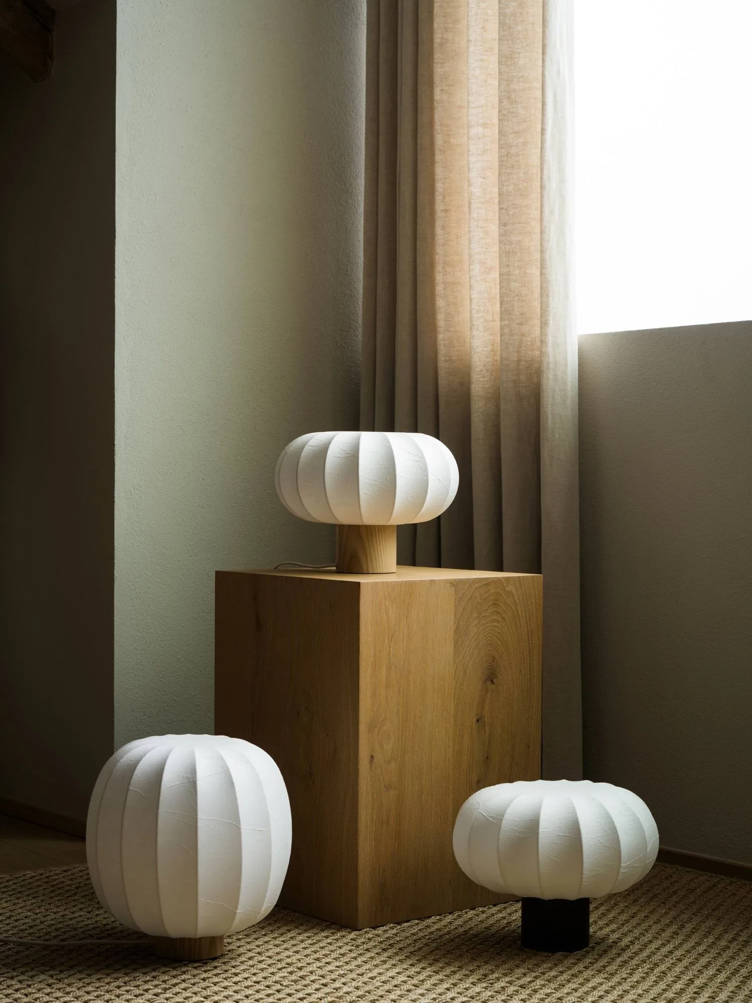 Lunari Tischlampe, White-Dunkle Esche, Ø32x24 cm Watt & Veke