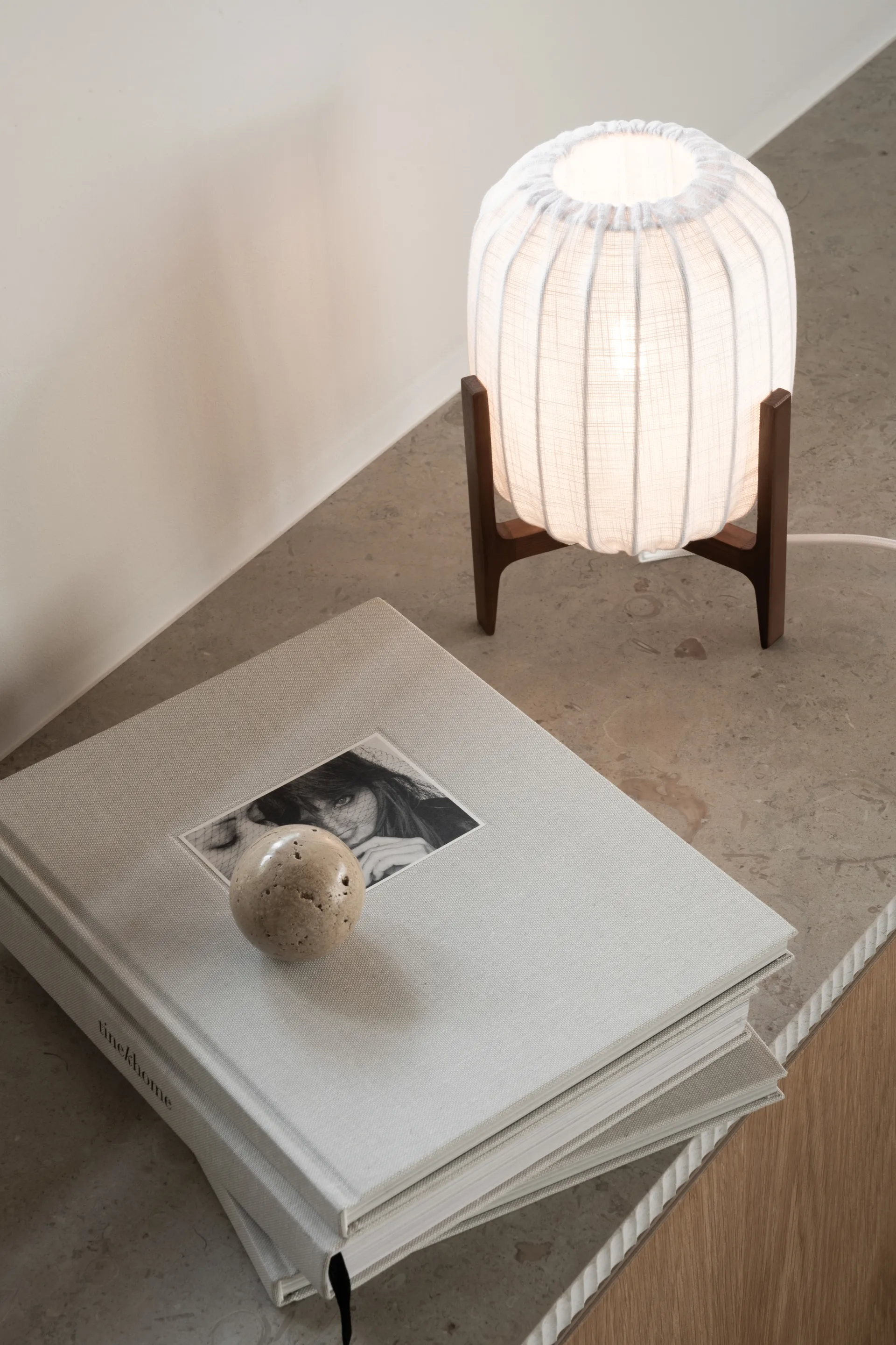 Prisma Tischleuchte, Dark ash-White, Mini Ø16x24,3 cm Watt & Veke