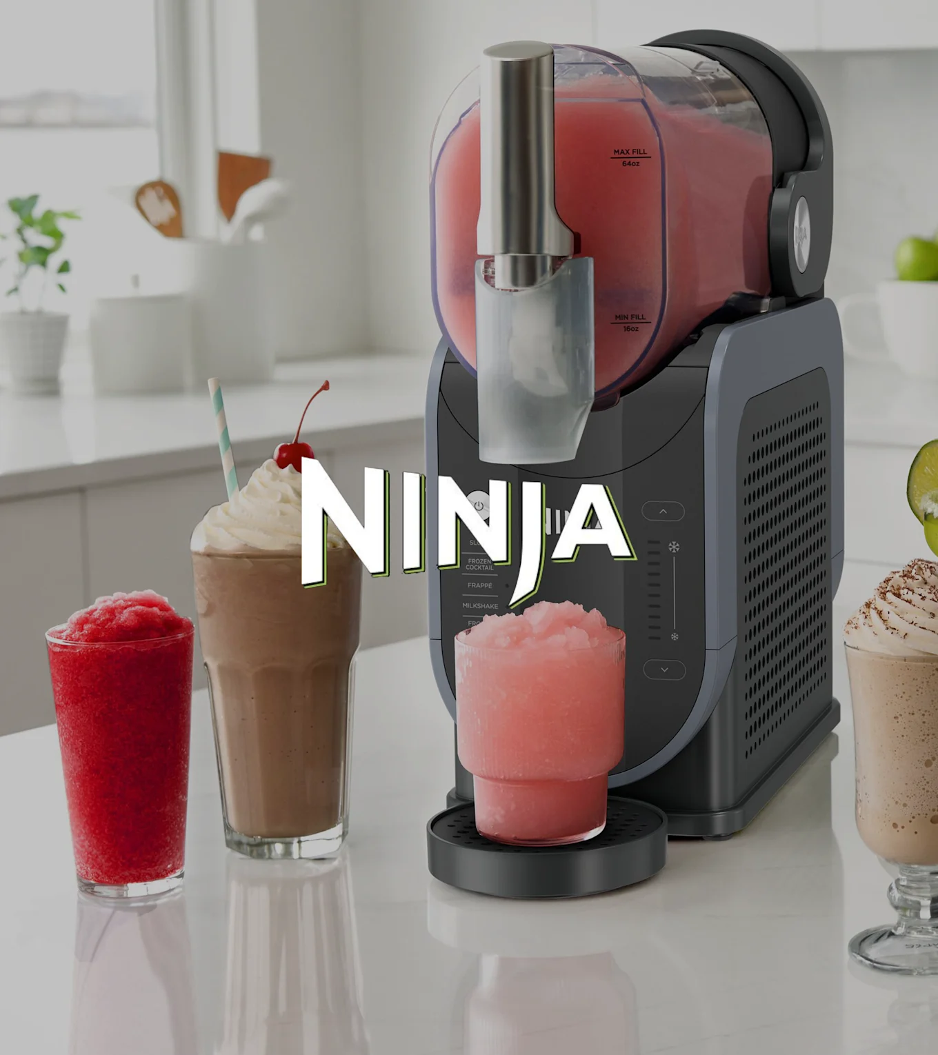 Ninja Gefriergetränkemacher umgeben von Gläsern mit rotem Slushie, Schokoladenmilchshake und rosa gefrorenen Getränken auf einer Küchentheke.