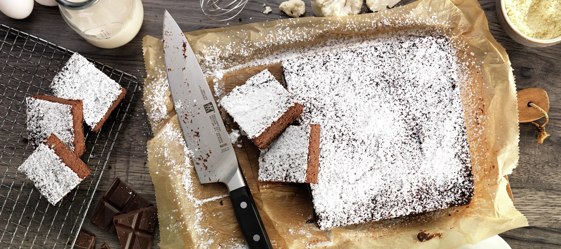 Das Pro-Küchenmesser von Zwilling auf einem Blech mit Brownies.