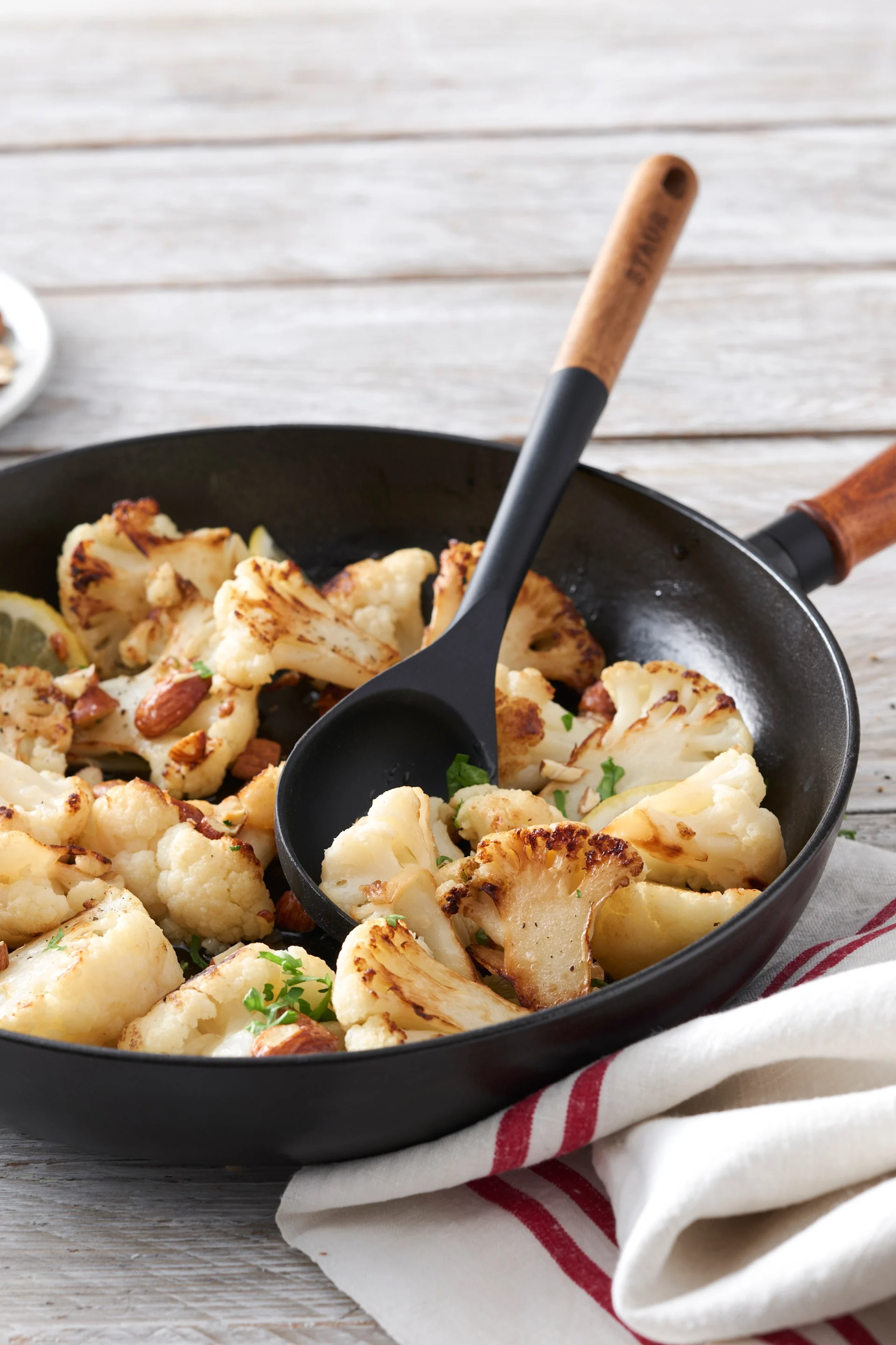 Die Vintage-Pfanne von Staub mit gebratenem Blumenkohl.