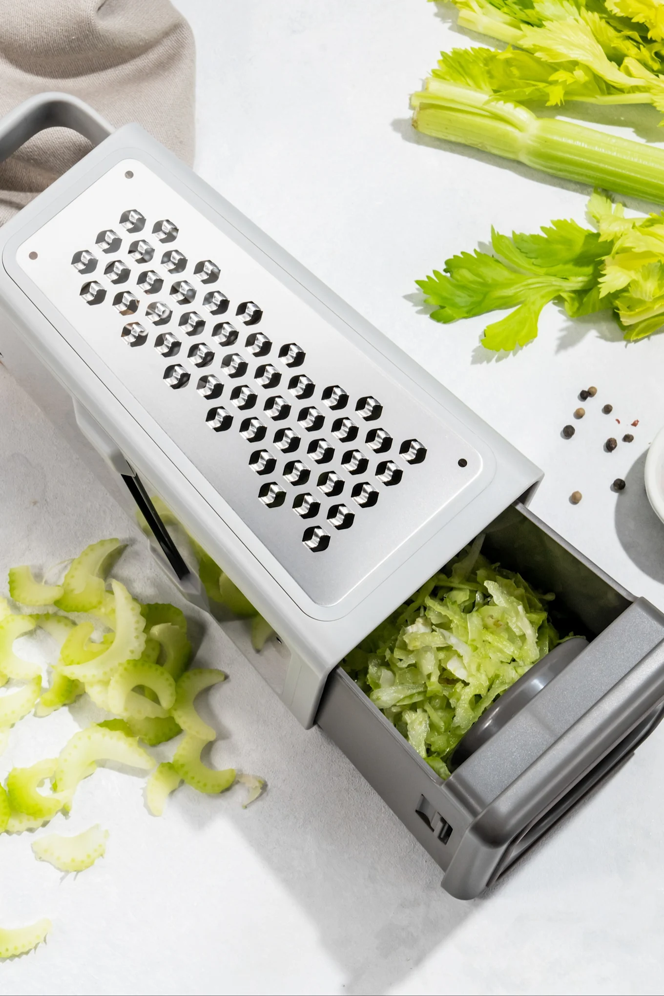 Die Vierkantreibe von Zwilling verfügt über ein integriertes Fach, welches die geriebene Gurke auffängt.