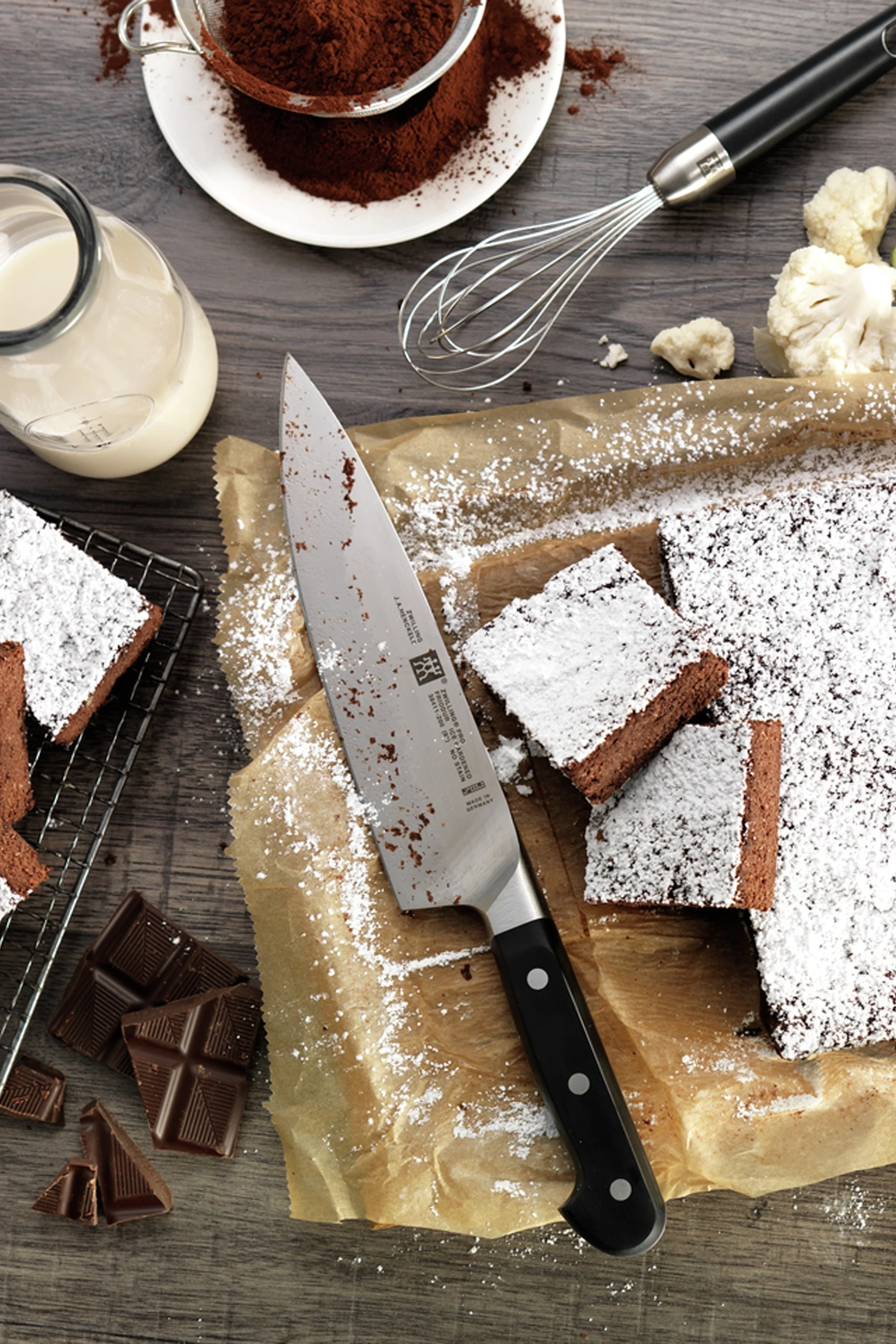 Das Pro Küchenmesser von Zwilling liegt auf einem Backblech mit Brownies.