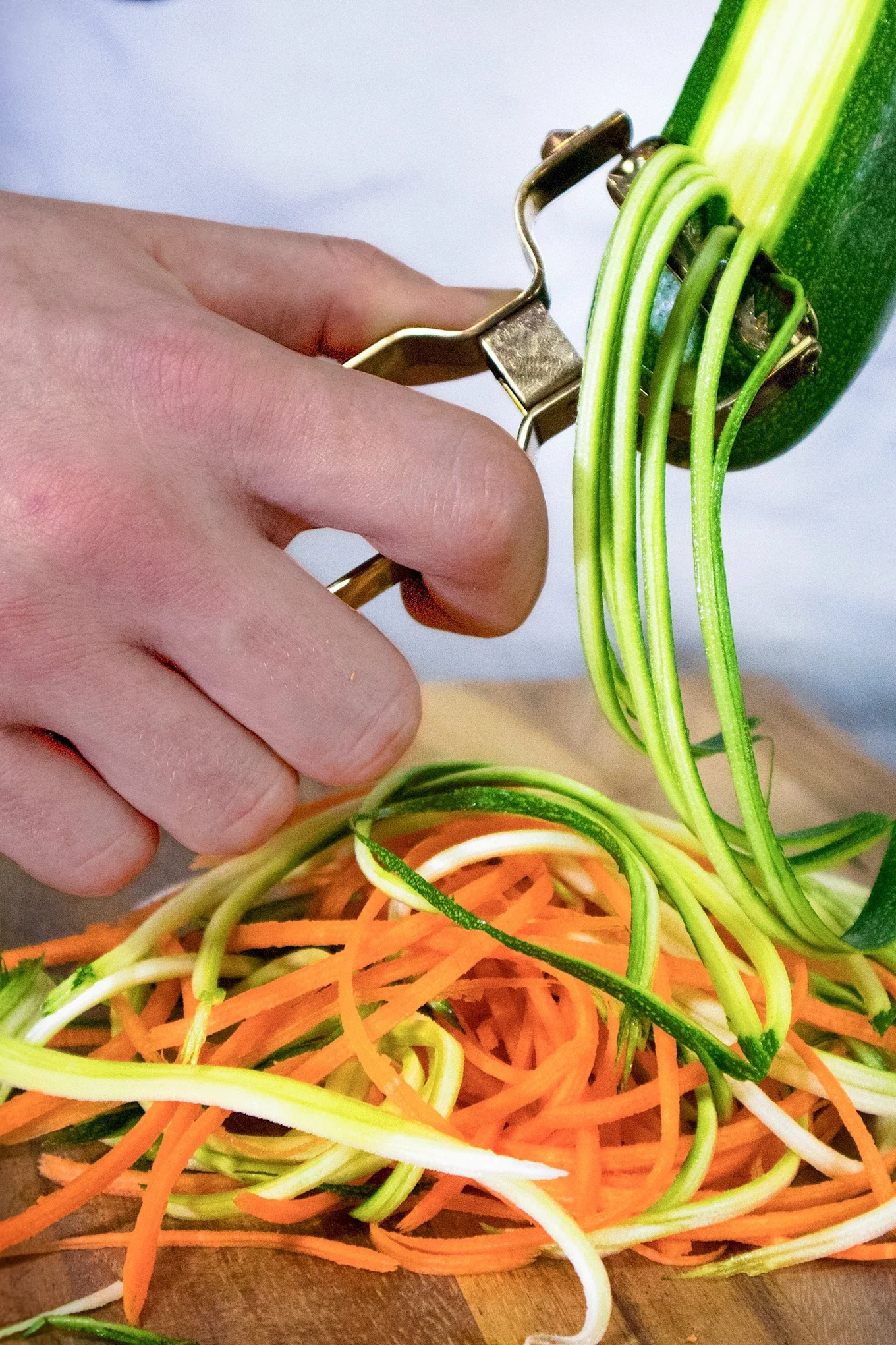 Mit dem Satake Hobel können Sie Julienne aus Gurken oder Möhren schälen.