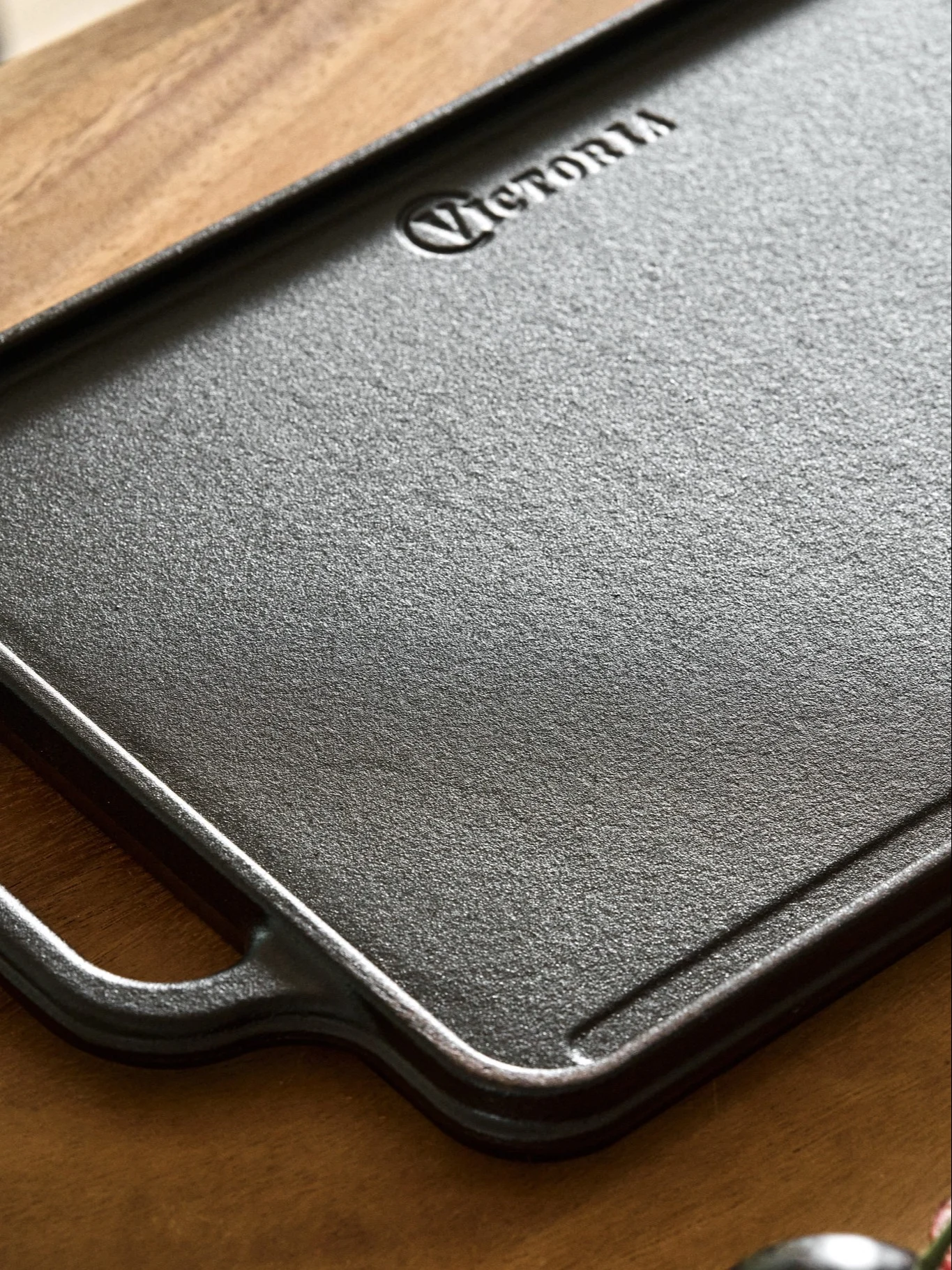 Gusseisenpfannen müssen regelmäßig gesäubert und eingebrannt werden. Hier sehen Sie eine Grillplatte von Victoria auf einer Küchenanrichte liegen.