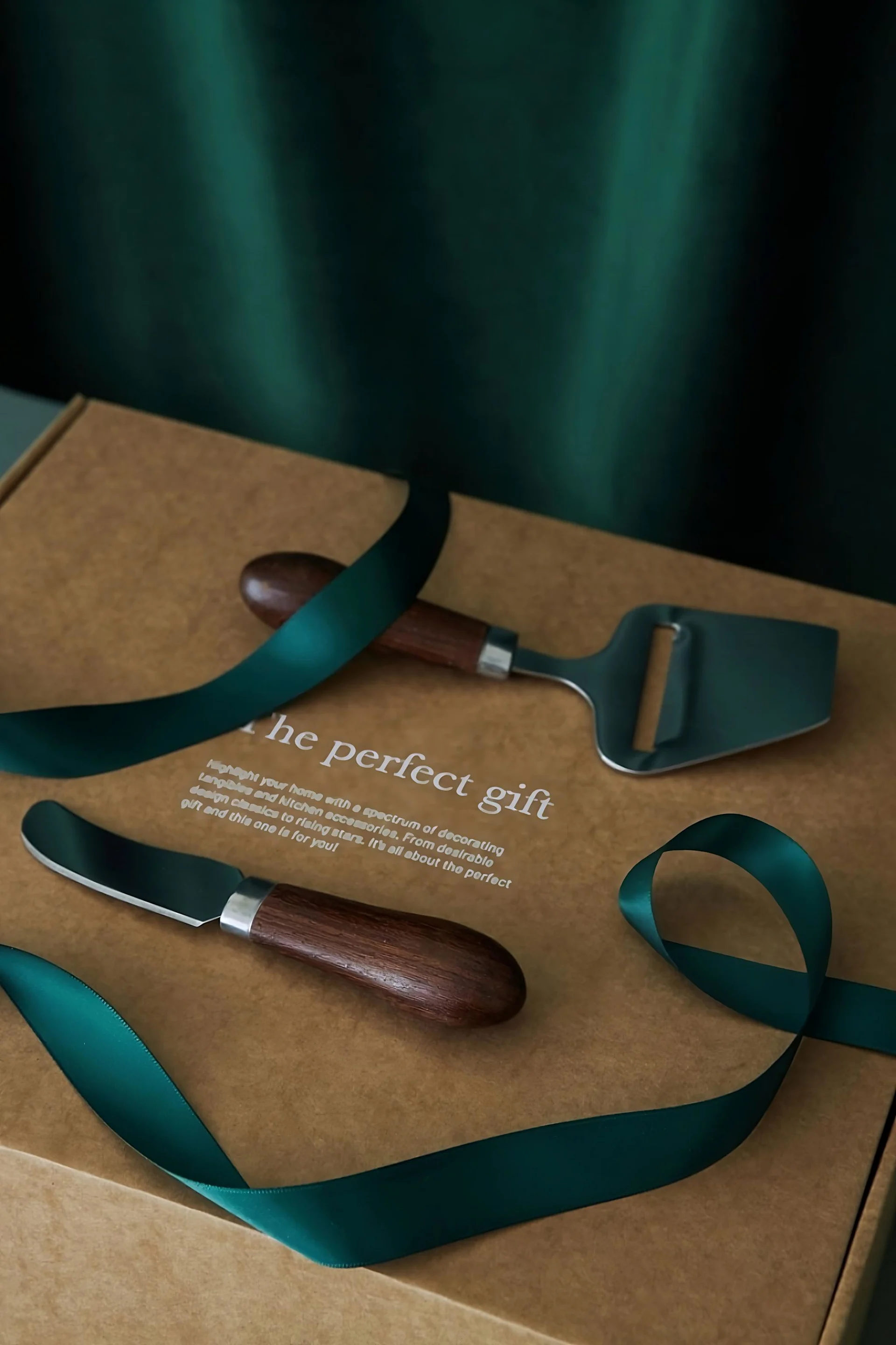 Ein Käsehobel und ein Buttermesser sind ein gutes Geschenk für einen Hobbykoch.