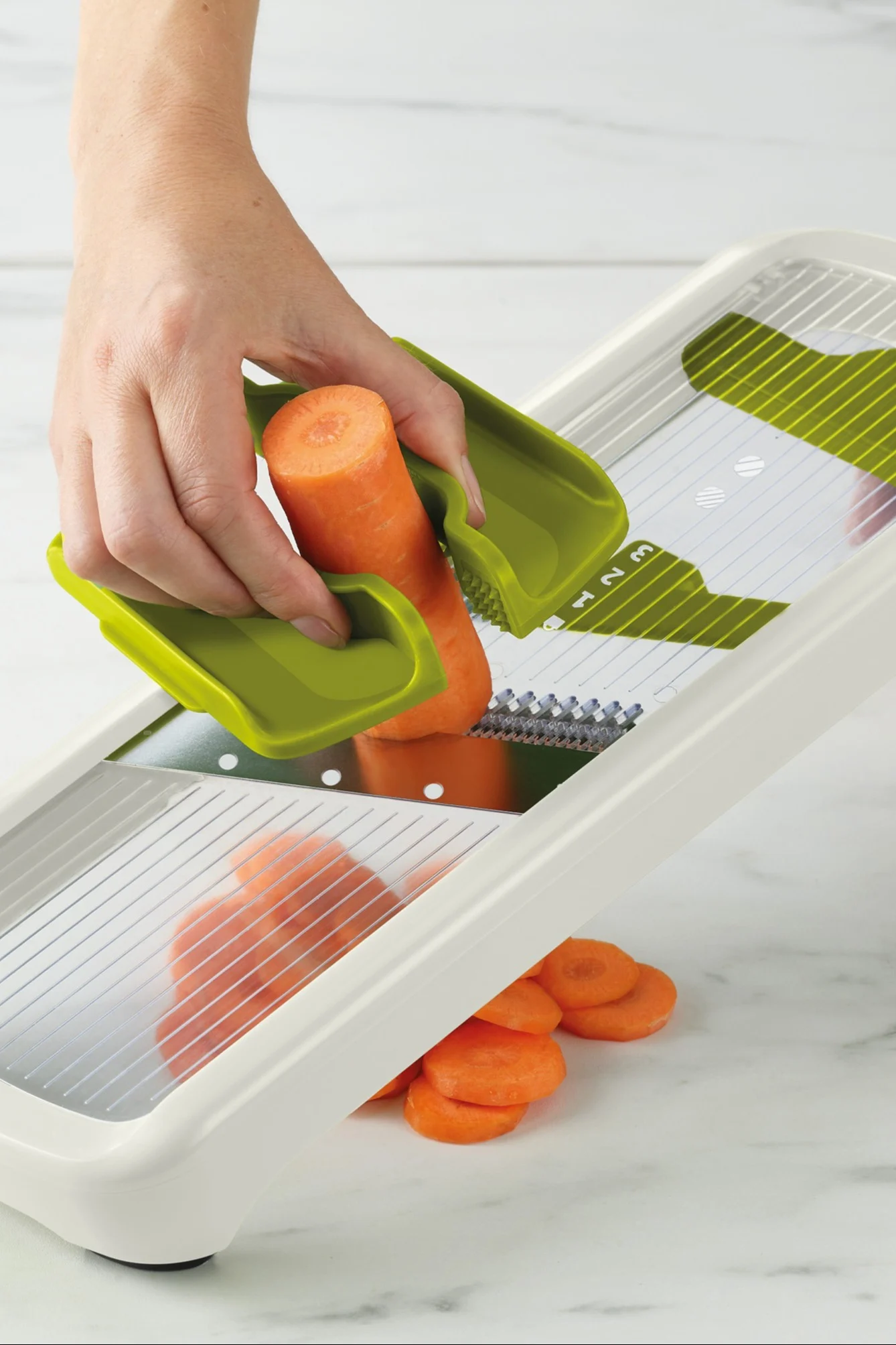 Mit der Multi Grip Mandoline von Joseph Joseph lassen sich Möhren schnell in Scheiben reiben.