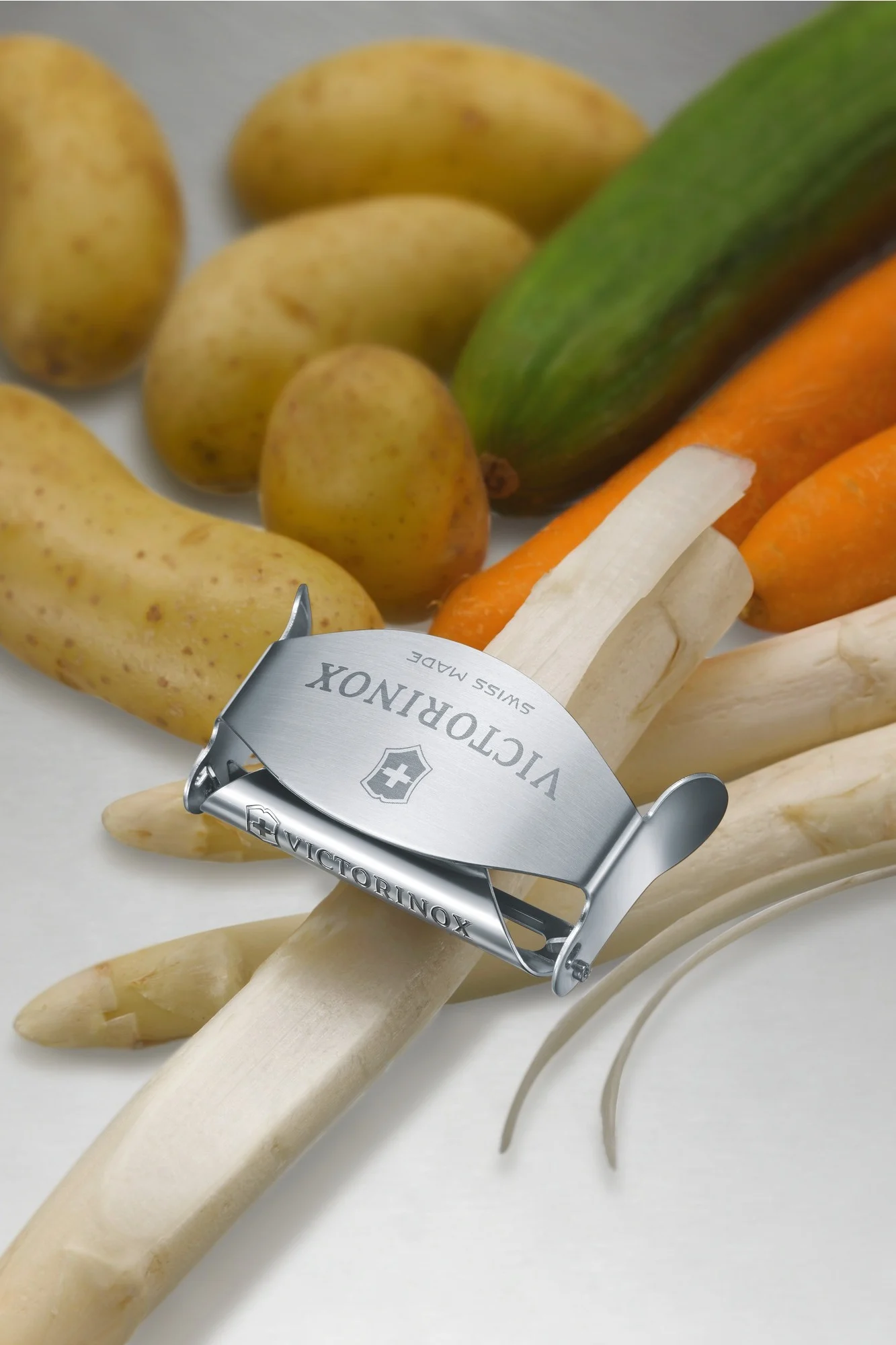 Weißer Spargel wird mit dem Swiss Kartoffelschäler von Victorinox geschält.