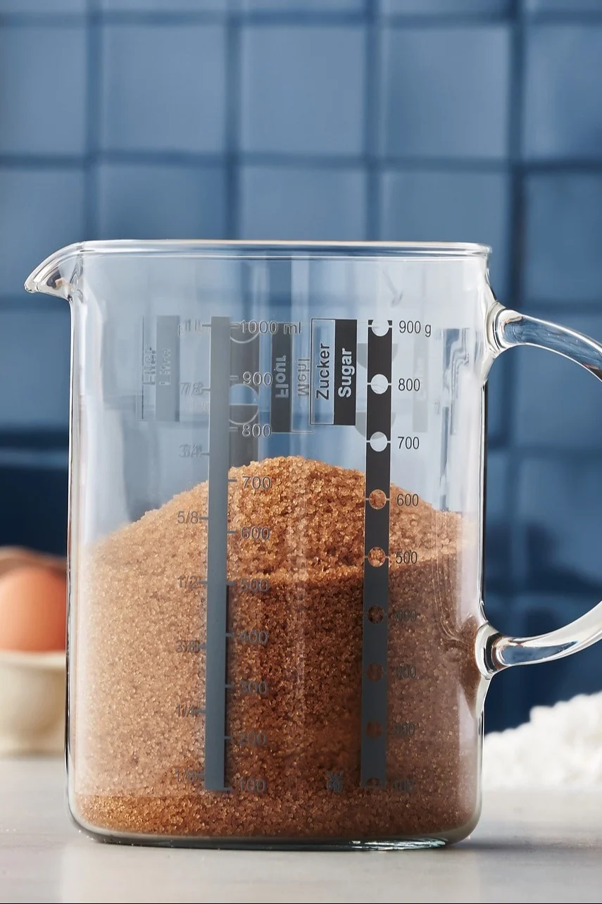 Der mit braunem Zucker gefüllte Messbecher von WMF.