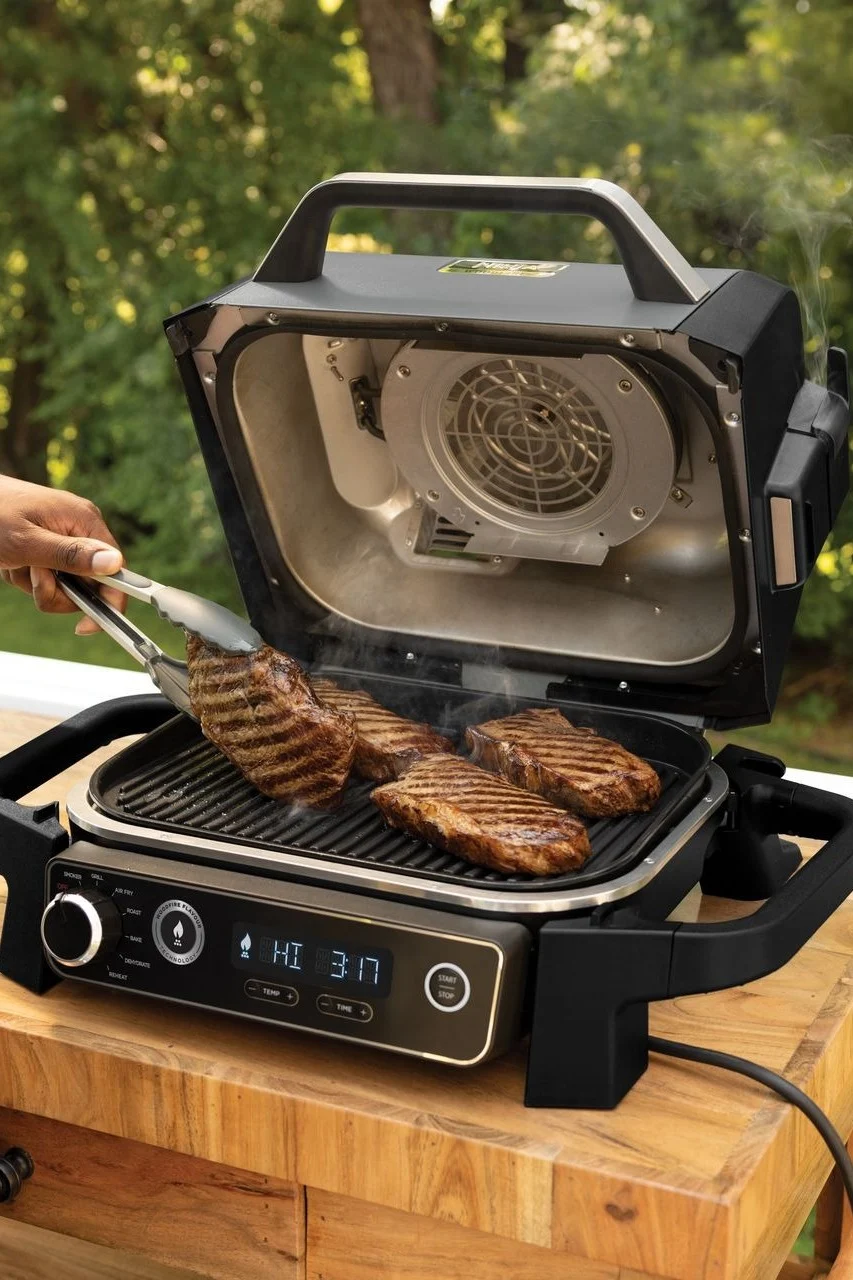 Auf dem Elektrogrill von Ninja, den Sie hier im Freien auf einem Balkon stehen sehen, gelingt das perfekte Steak im Handumdrehen.