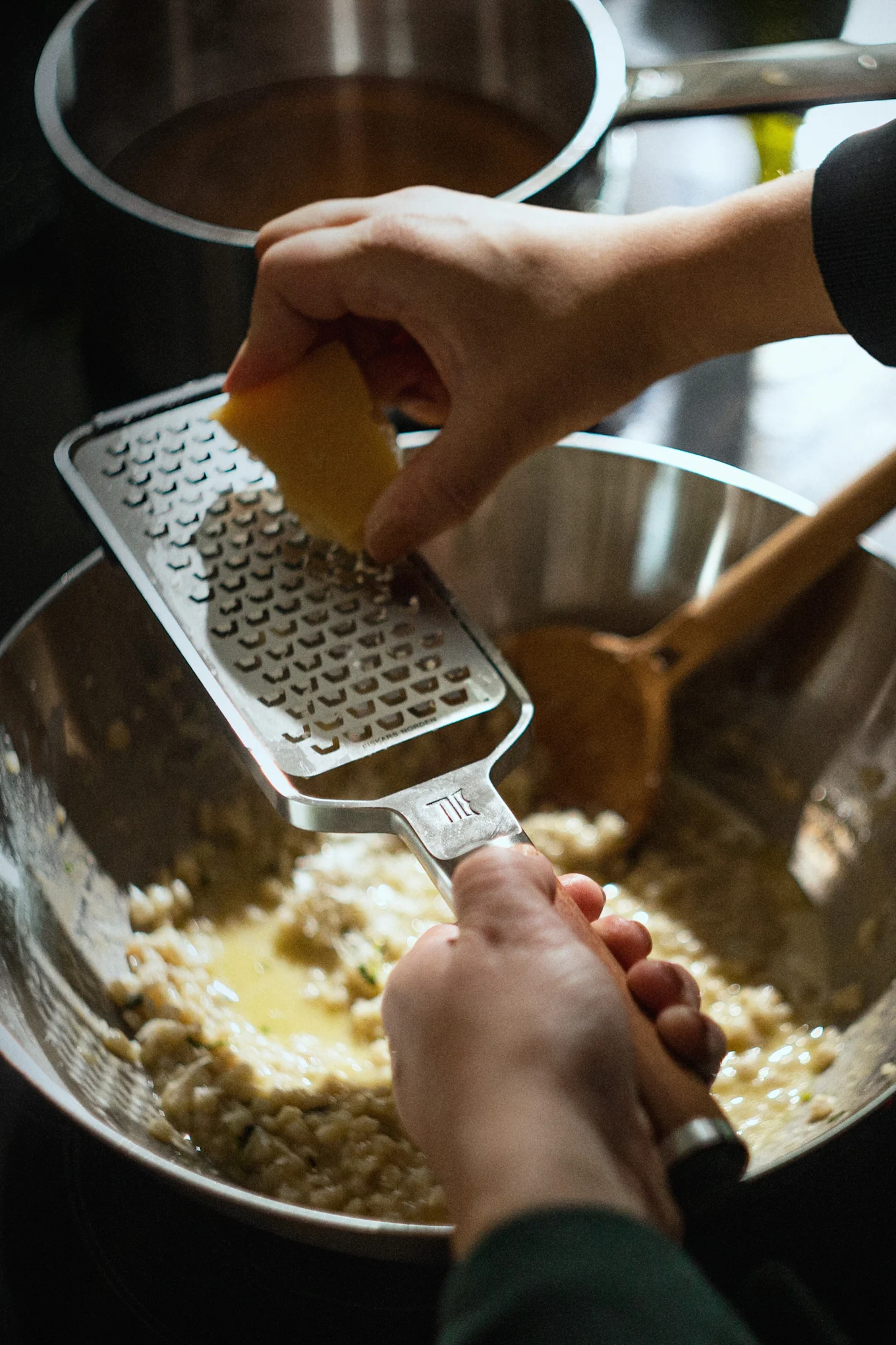 Mit der Norden Reibe von Fiskars wird Parmesan in ein Risotto gerieben.