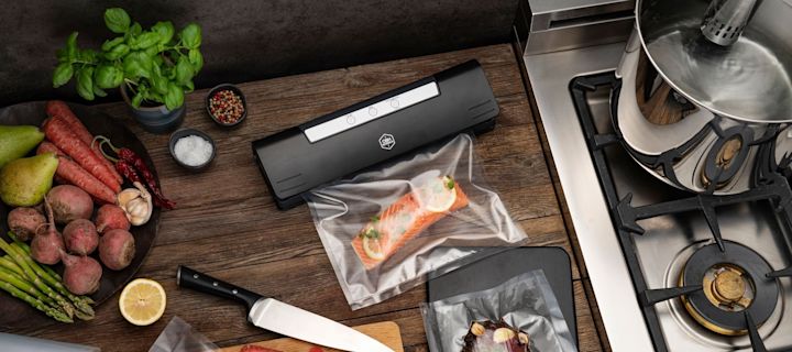 Ein perfektes Geschenk für Hobbyköche ist ein Vakuumiergerät, welches nicht nur die Haltbarkeit von Lebensmitteln verlängert, sondern auch praktisch zum Sous-Vide-Garen ist.