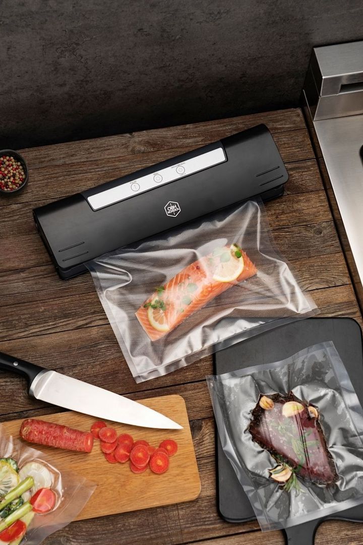 Ein Vakuumiergerät verlängert nicht nur die Haltbarkeit von Lebensmitteln, sondern eignet sich auch hervorragend zum Sous-Vide-Garen und macht diesen Vakuumierer von OBH Nordica zu einem unverzichtbaren Küchenutensil.