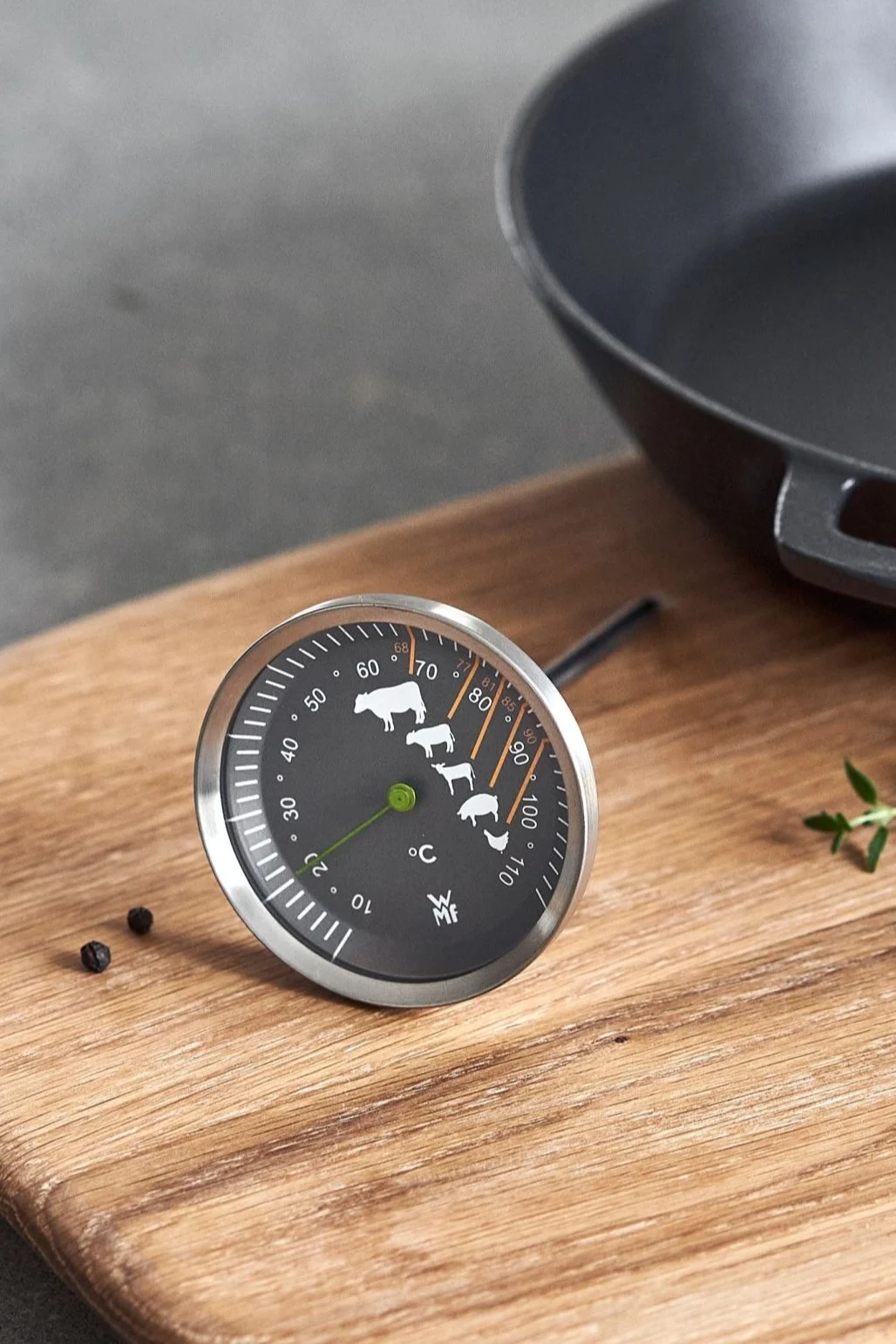 Das Thermometer von WMF liegt auf einem Holzbrett.