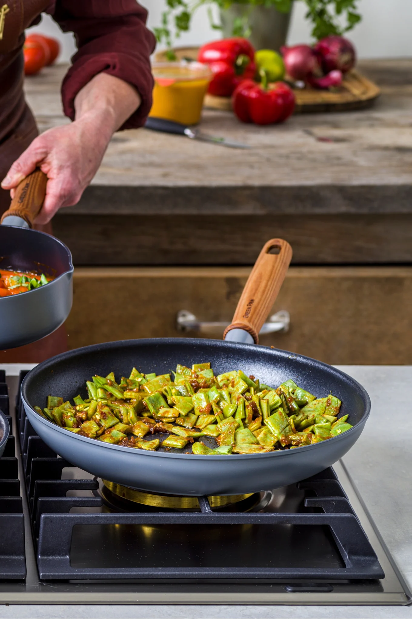 Die Mayflower Pro Pfanne von Greenpan mit Artichocken darin auf dem Herd.