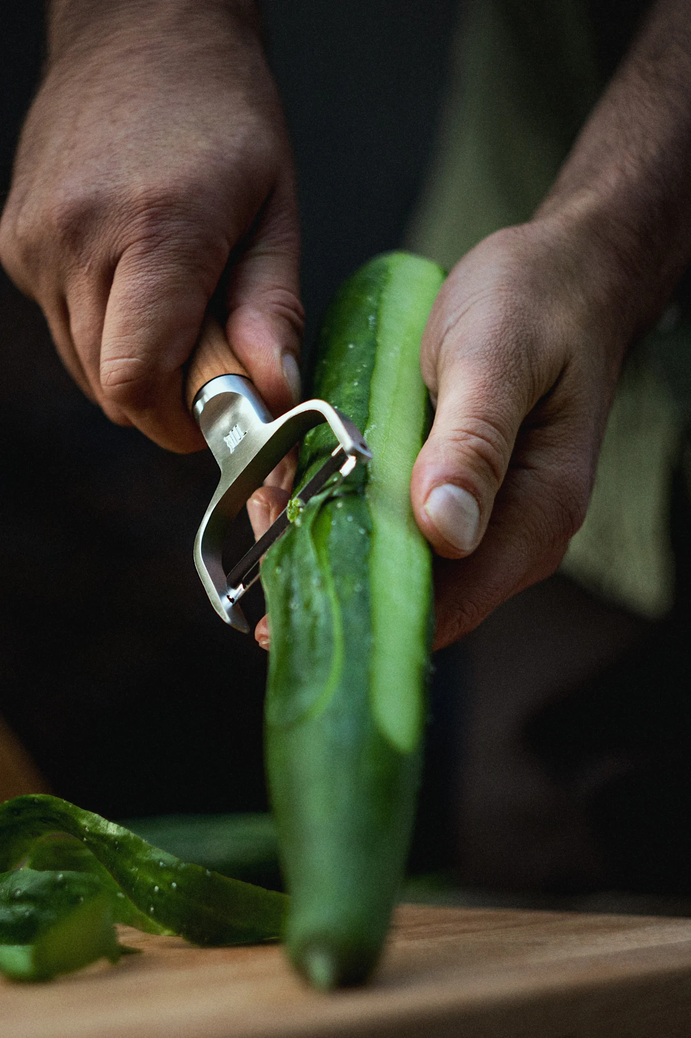 Mit dem Sparschäler aus der Norden-Kollektion von Fiskars können Sie Gurken im Handumdrehen schälen.
