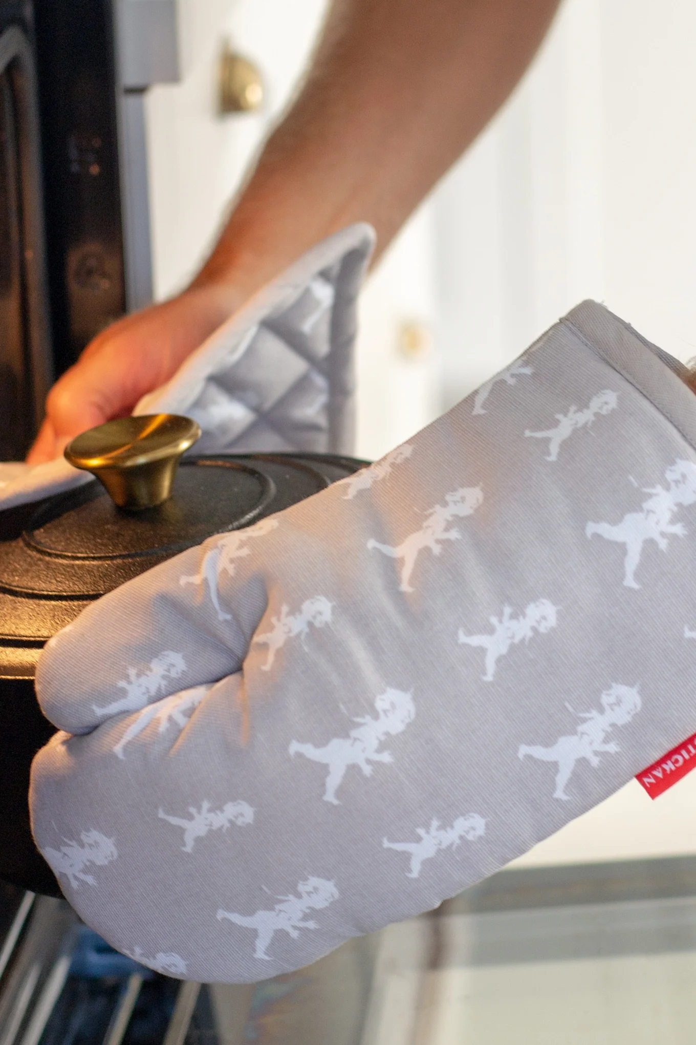 Auch, wenn sie unverzichtbar sind, gibt wohl niemand gern Geld für Ofenhandschuhe aus. Tun Sie Ihrem liebsten Hobbykoch daher einen Gefallen und verschenken Sie diese stilvollen Ofenhandschuhe von Solstickan.