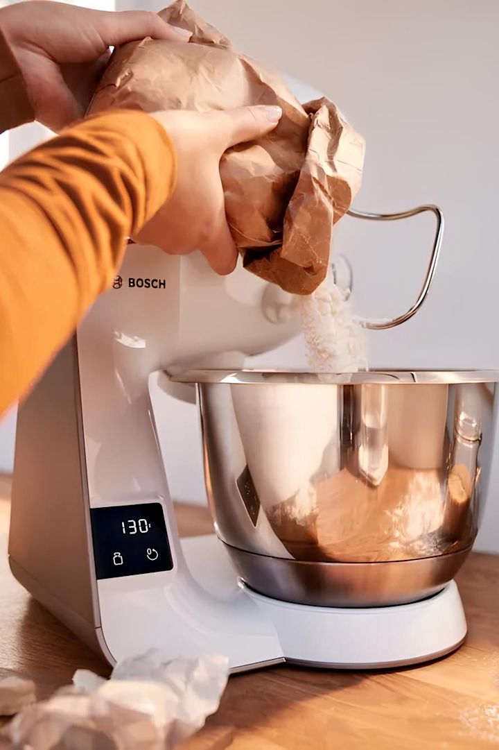 Eine Küschenmaschine ist vielseitig einsetzbar und eine große Hilfe beim Kochen und Backen. Verschenken Sie eine Küchenmaschine von Bosch, welche zahlreiches Zubehör wie einen Smoothie Maker oder einen Fleischwolf bietet.