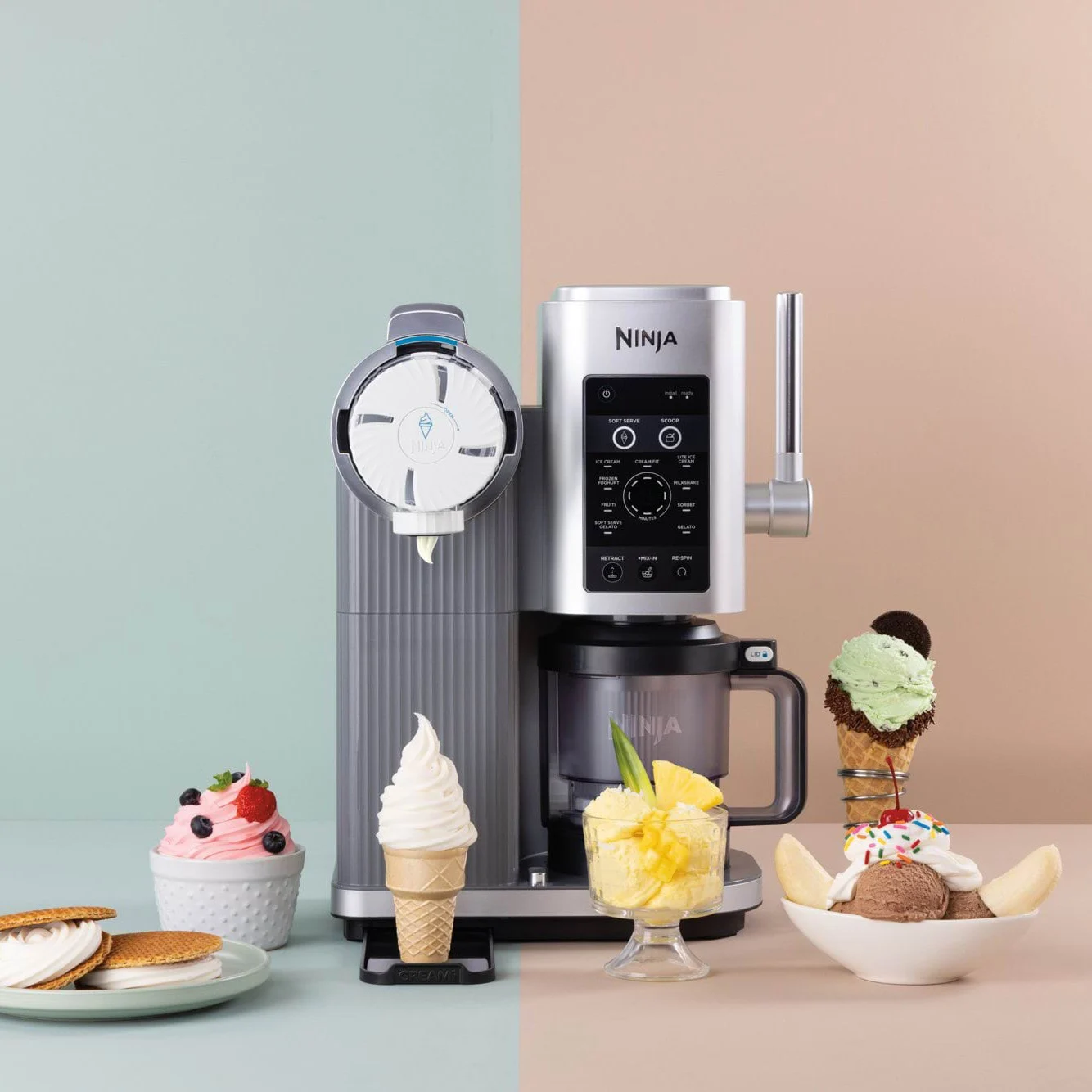 Eine silberne Softeismaschine, umgeben von verschiedenen gefrorenen Leckereien wie Softeiswaffeln, Eisbechern und Sorbet.