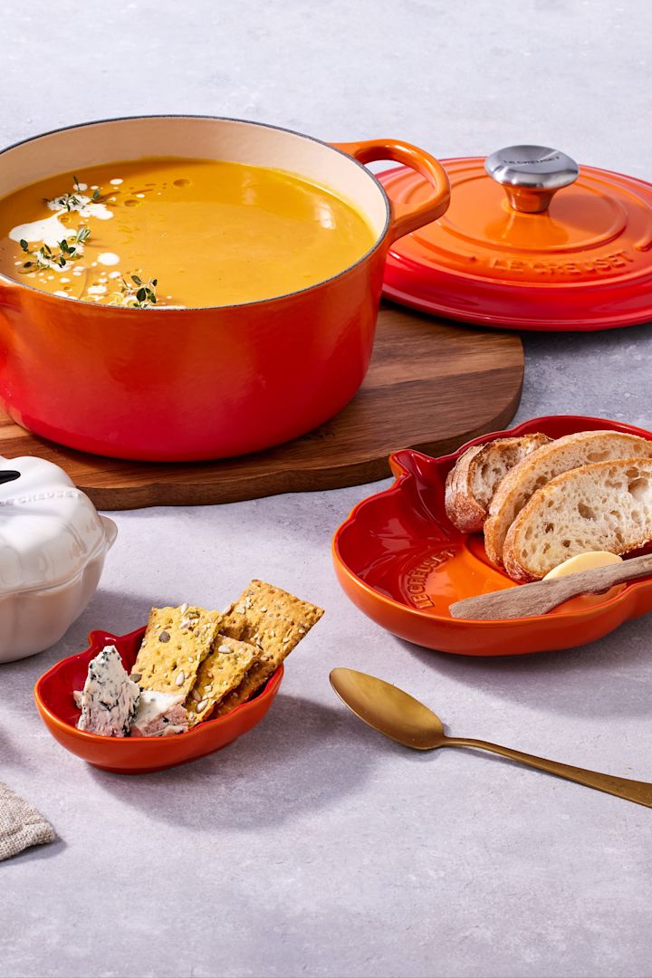 Ein gusseisener Topf wie dieser in typischem Orange von Le Creuset ist nicht nur für Kürbissuppe bestens geeignet, sondern ist das gesamte Jahr über ein treuer Begleiter in der Küche
