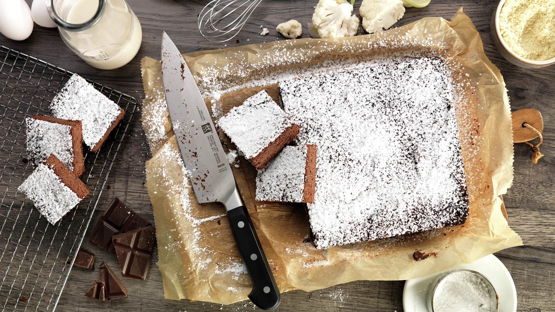 Das Pro-Küchenmesser von Zwilling auf einem Blech mit Brownies.