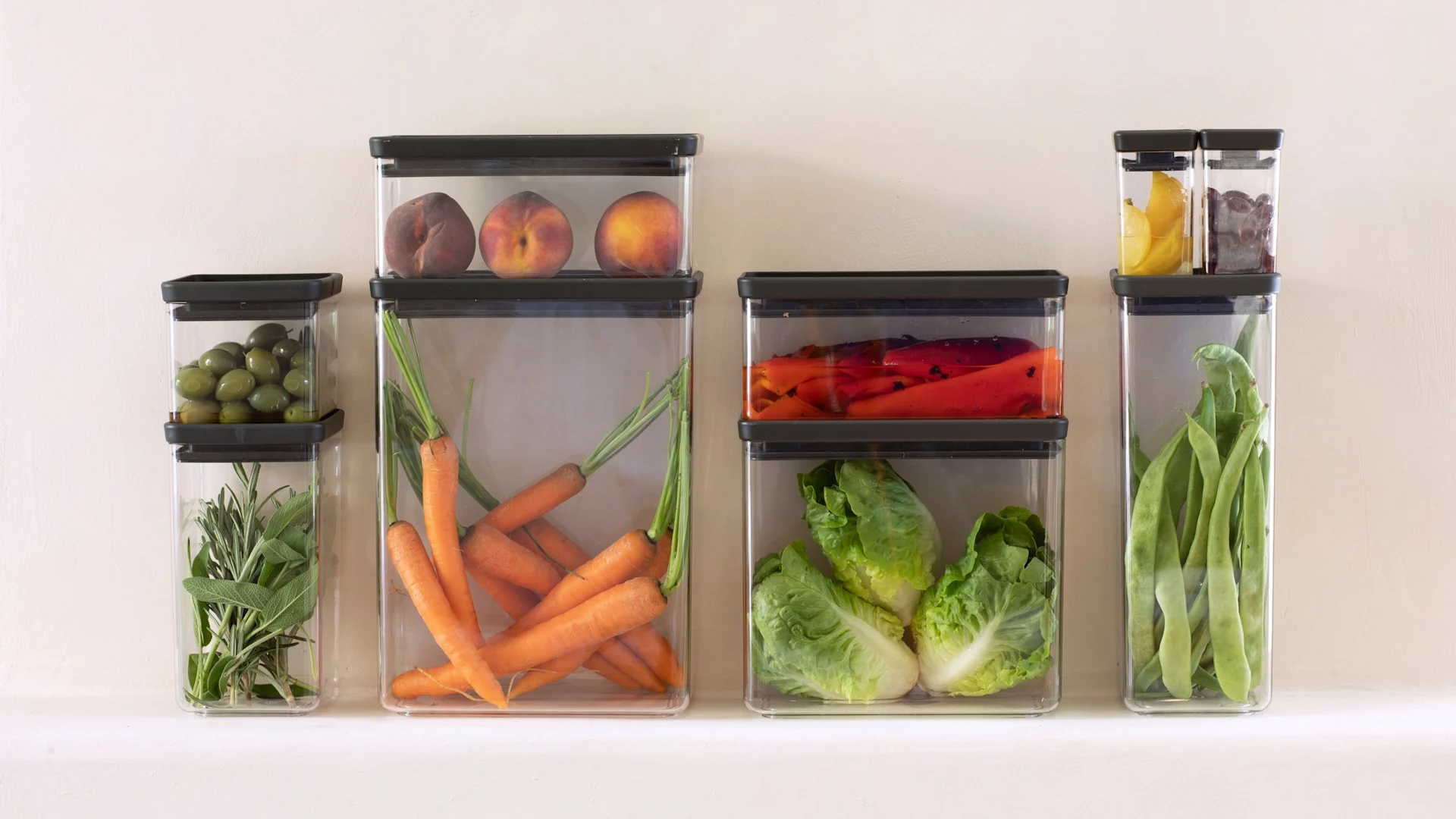 Veganuary: Mehrere übereinander gestapelte Boxen mit frischem Obst und Gemüse.