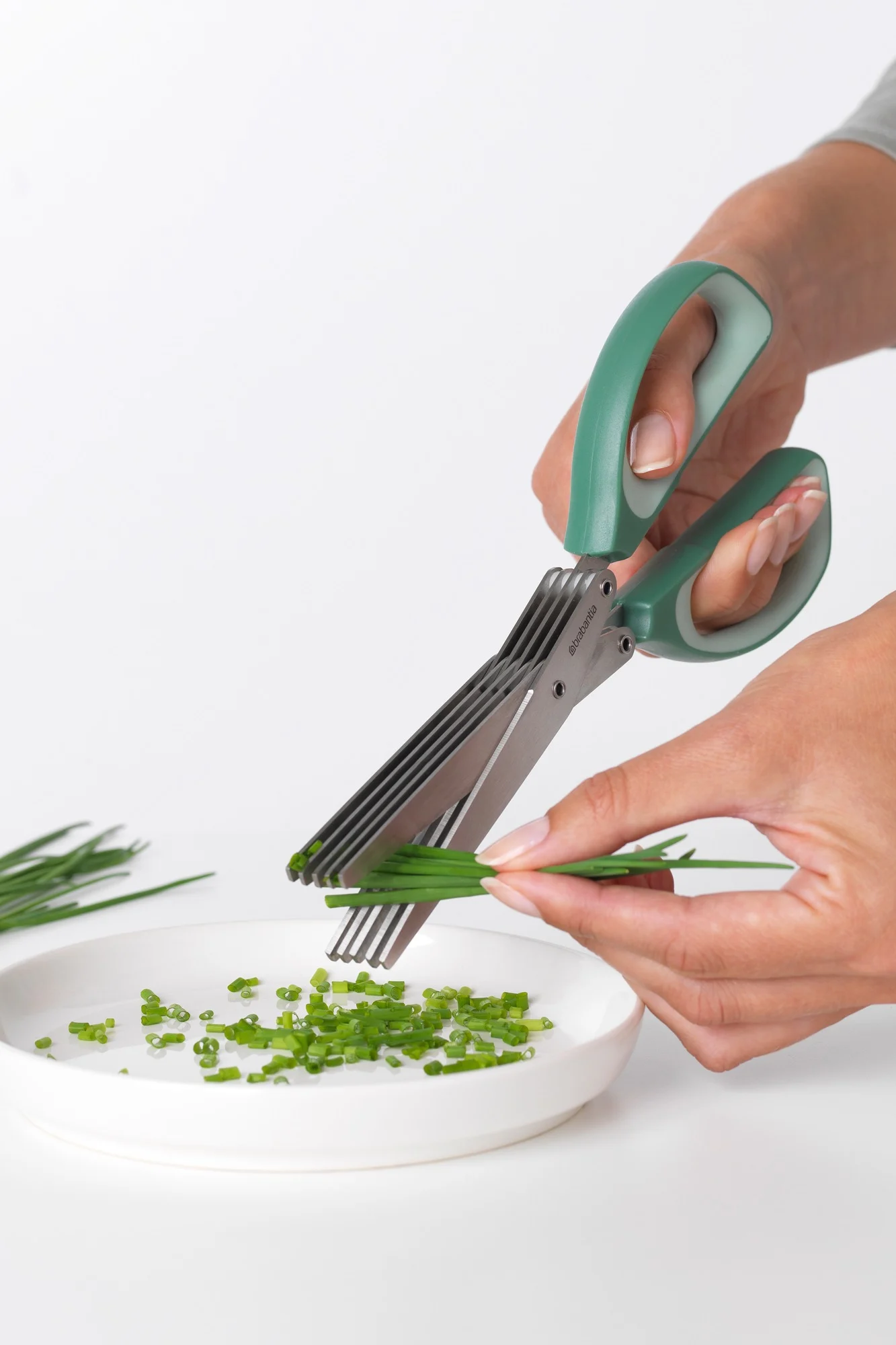 Die Kräuterschere von Brabantia eignet sich hervorragend zum Schneiden von Schnittlauch oder anderen Kräutern, was sie zu einem tollen Geschenk für Hobby-Köche macht.