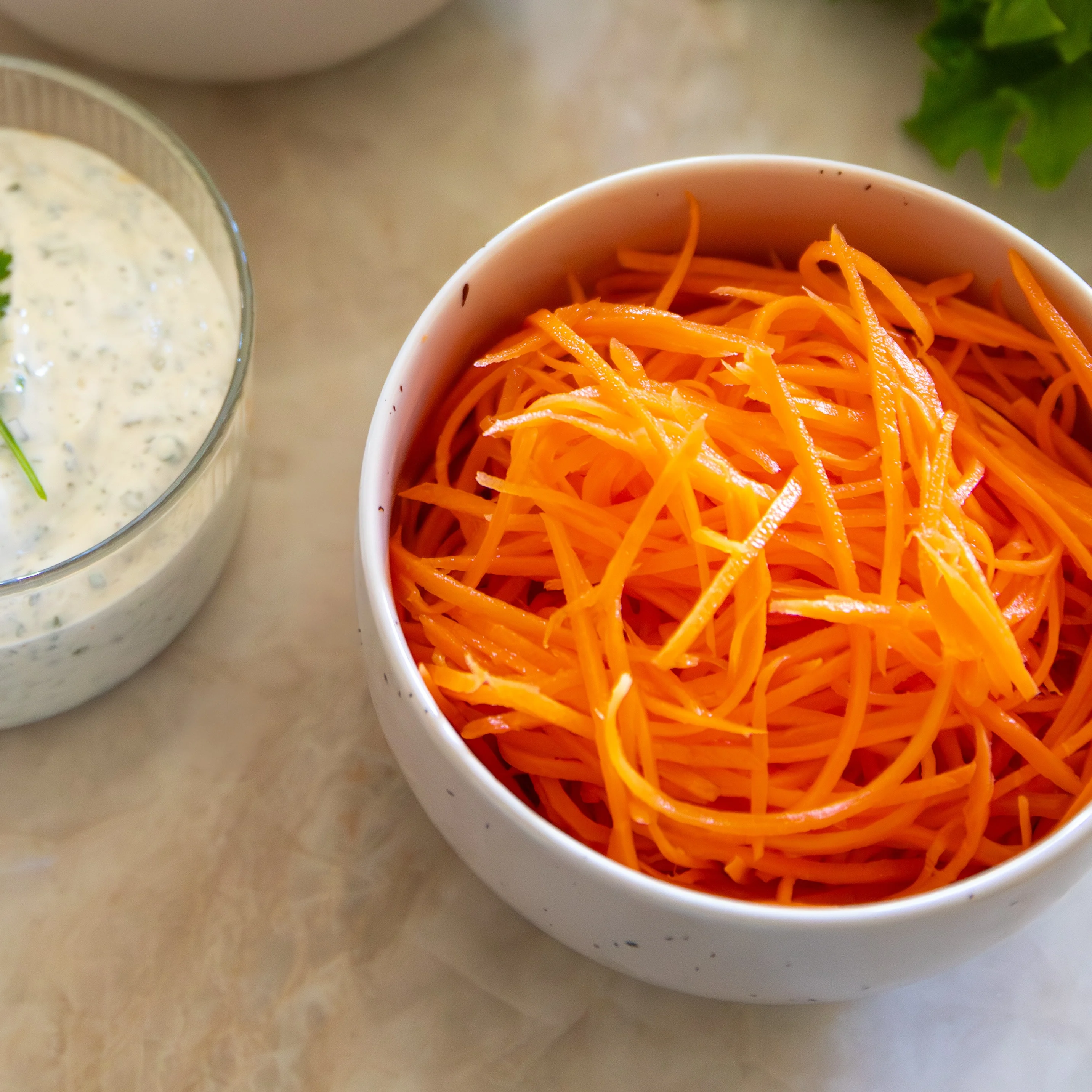 Karottensalat – einfacher Salat mit Zitrone und frischem Crunch