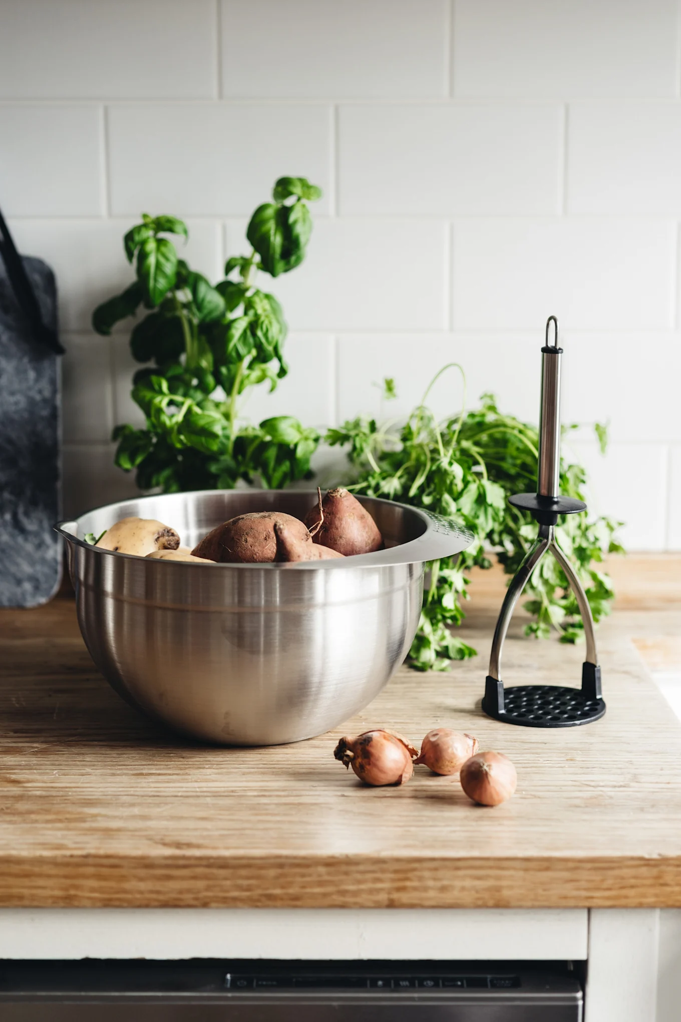 Die Rührschüssel von De Buyer steht auf einer hölzernen Küchenanrichte und ist gefüllt mit Süßkartoffeln.