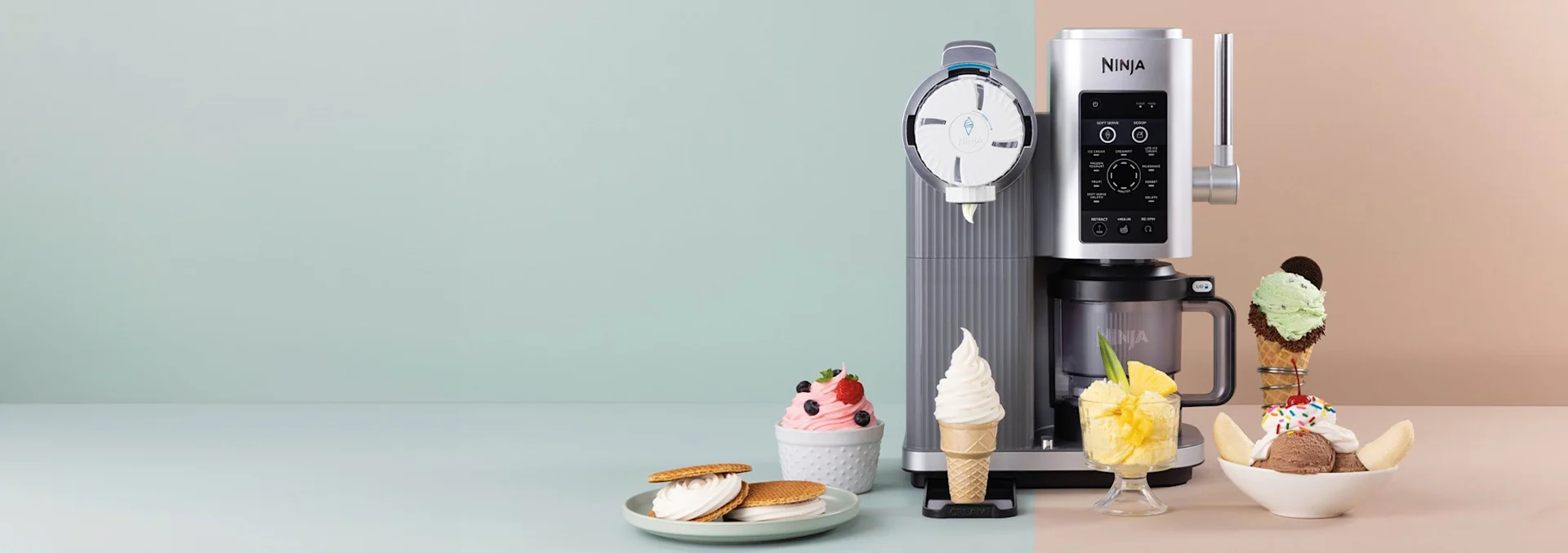 Ein silbernes und graues Gerät neben Softeis, Ananassorbet, Eis-Sandwiches, Minzeis und einem Bananensplit.
