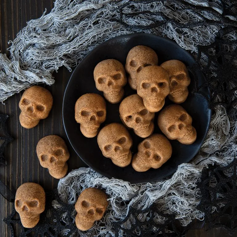 Gruselige Halloween-Kuchen-Ideen wie diese Totenkopf-Kuchenhappen aus der Nordic Ware-Totenkopf-Kuchenform sind ideal für Ihre nächste Halloween-Party.