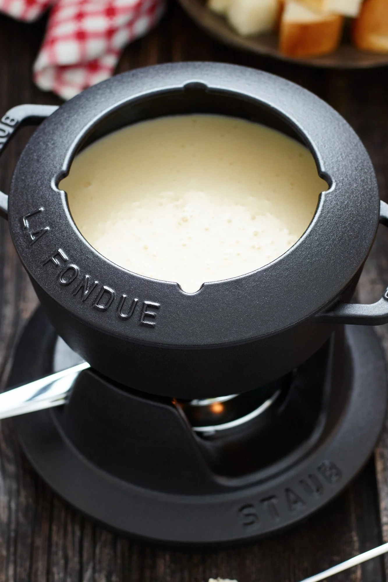 Ein Fondueset ist ein Geschenk, welches die Familie oder den Freundeskreis zusammenbringt. Egal, ob Sie Fleisch in Öl frittieren, Gemüse in Käse tauchen oder Obst in flüssige Schokolade - das Fondueset von Staub als Geschenk zieht quasi automatisch eine Einladung zu einem gemeinsamen Abend nach sich.