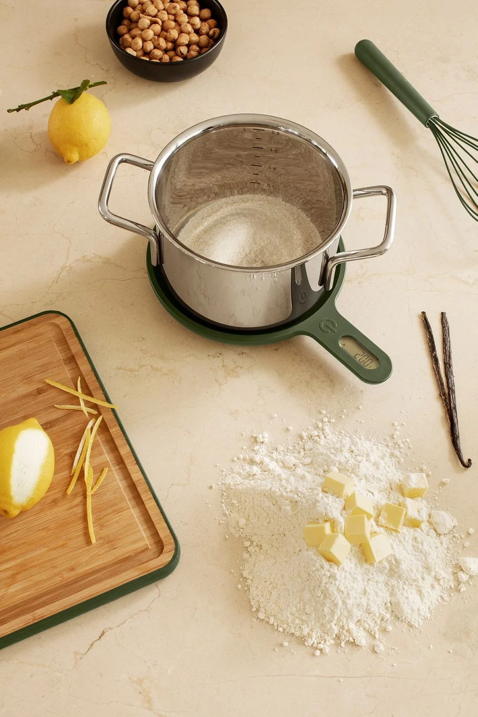 Genaues Abmessen von Zutaten kann sowohl beim Kochen als auch beim Backen manchmal über Erfolg oder Misserfolg entscheiden. Die Eva Solo Green Tool Küchenwaage hat den Vorteil, das Sie Topf oder Schüssel exakt und ohne Verrutschen darauf platzieren können.