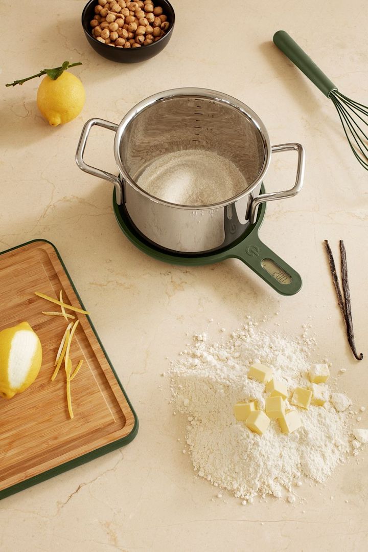 Genaues Abmessen von Zutaten kann sowohl beim Kochen als auch beim Backen manchmal über Erfolg oder Misserfolg entscheiden. Die Eva Solo Green Tool Küchenwaage hat den Vorteil, das Sie Topf oder Schüssel exakt und ohne Verrutschen darauf platzieren können.