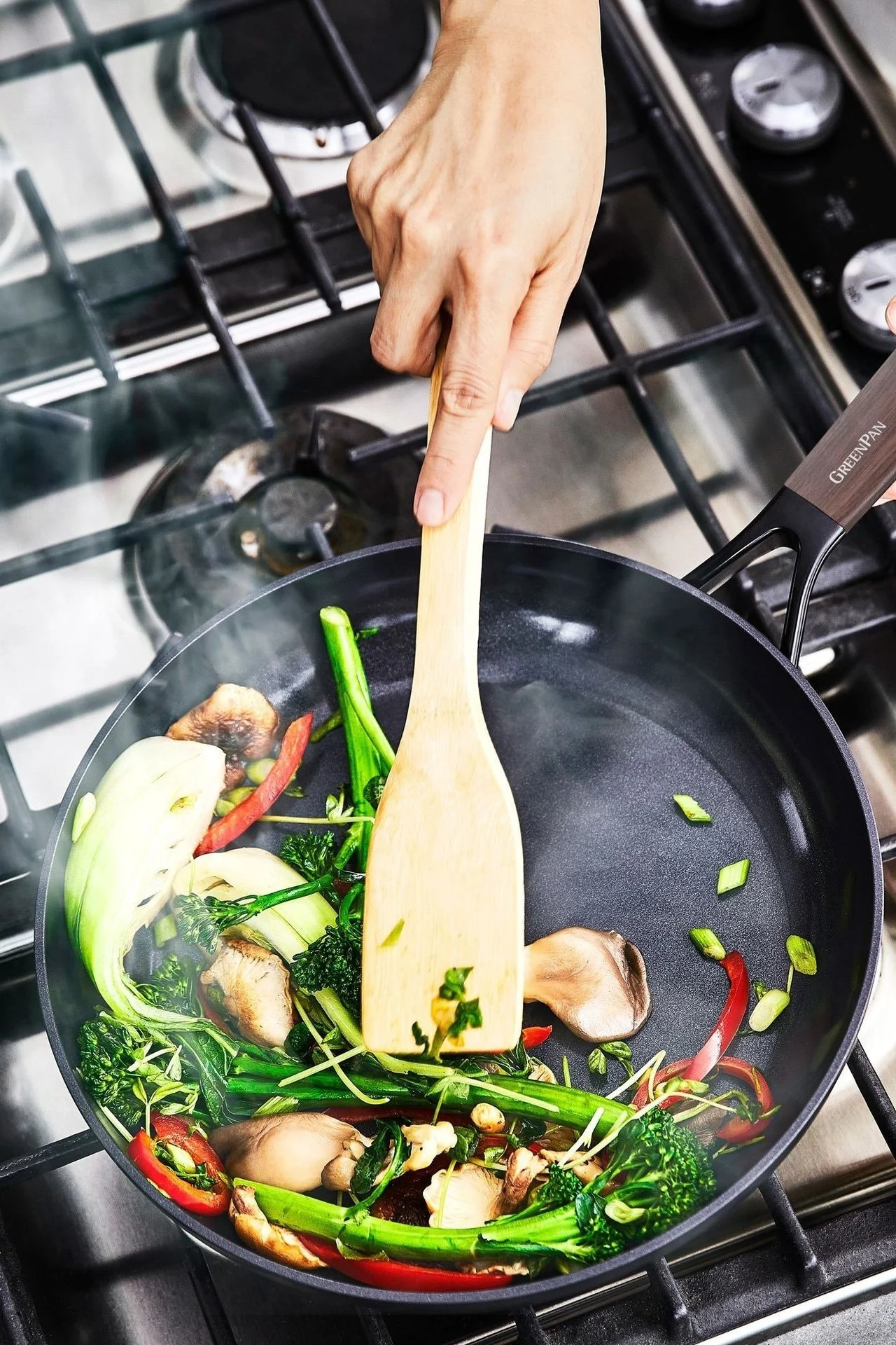 Eine beschichtete Pfanne wie die Eco Smartshape Pfanne von Greenpan eignet sich hervorragend, um Gemüse für ein Curry während des Veganuary anzubraten.