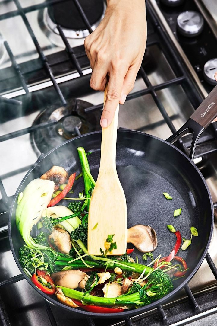 Eine beschichtete Pfanne wie die Eco Smartshape Pfanne von Greenpan eignet sich hervorragend, um Gemüse für ein Curry während des Veganuary anzubraten.