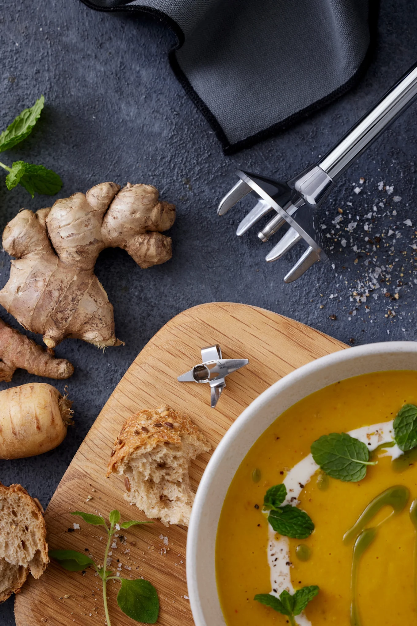 Mit dem Classic Stabmixer von Bamix können Sie Suppen im Handumdrehen pürieren, beispielsweise mit Möhren und Ingwer.