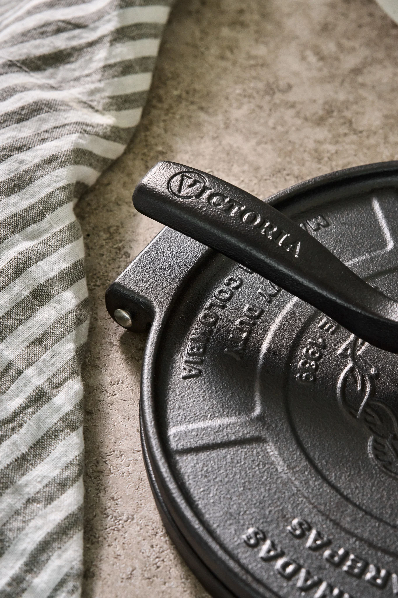 Nahaufnahme des Griffs einer Tortillapresse aus Gusseisen von Victoria. 