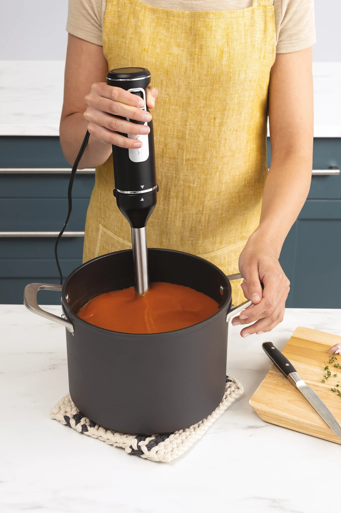 Bereiten Sie Tomatensuppe mit dem Stabmixer von Ninja zu.