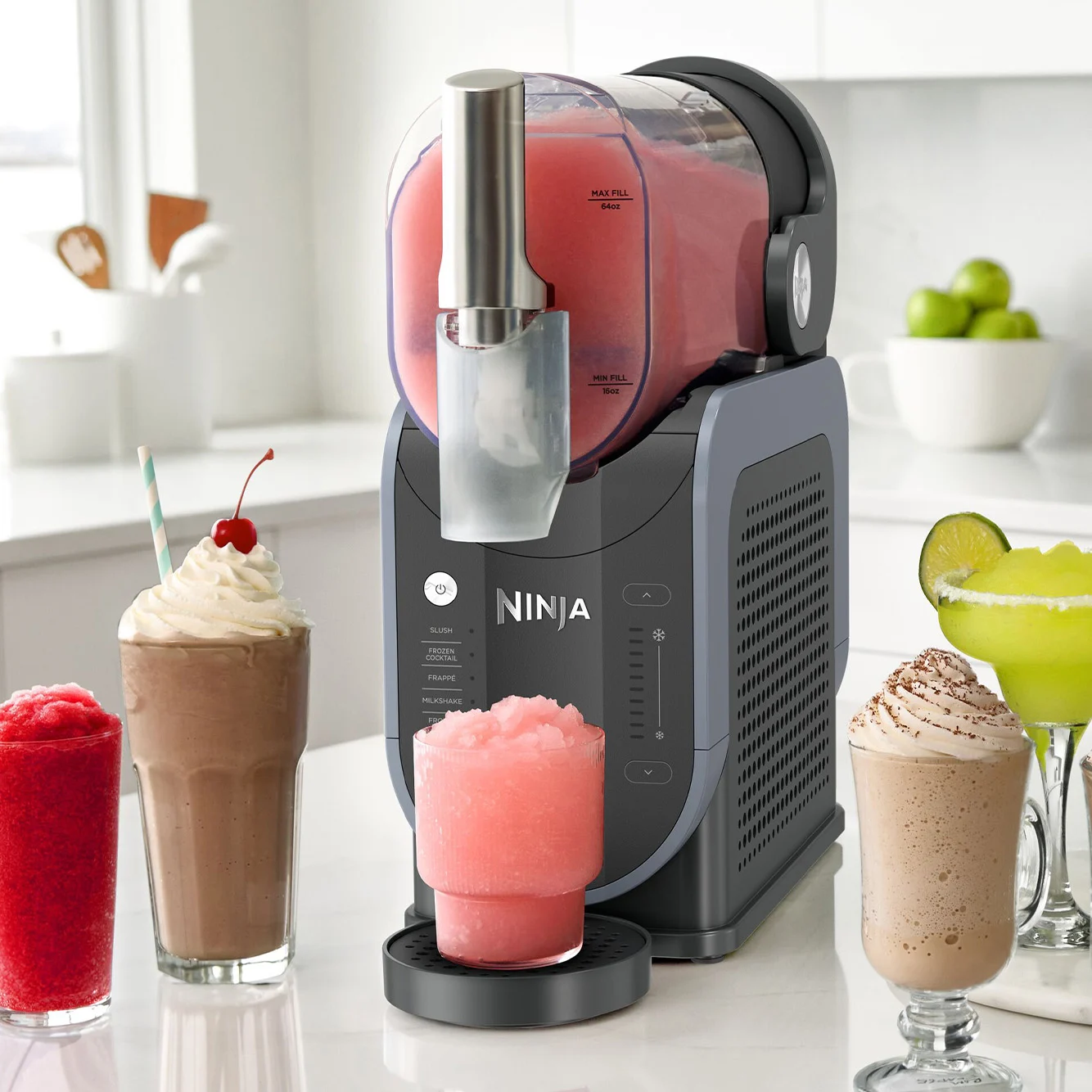 Slushie-Maschine gibt pinken Slushie aus, umgeben von Milkshakes, Slushies und einer Margarita.