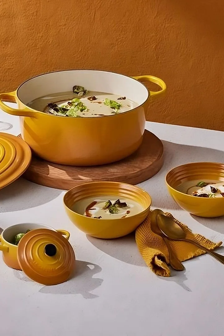 Eine wärmende Suppe ist genau das richtige für den Veganuary. Kochen Sie beispielsweise eine vegane Rosenkohlsuppe in einem nectarfarbenen Topf von Le Creuset.
