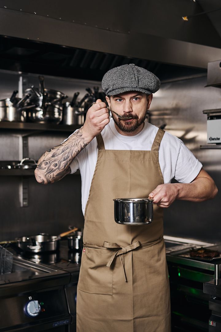 Anrichten wie ein Profi: Emil Nilsson, Chefkoch und Inhaber von Hattmakern probiert Sauce aus einer Sauteuse von Nordwik.